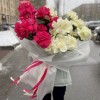 25 розовых и белых пышных роз